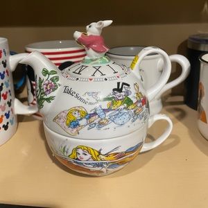 Alice in Wonderland Tea for One set teapot